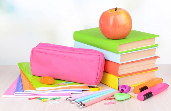 Heldere school levert op tafel op lichte achtergrond — Stockfoto