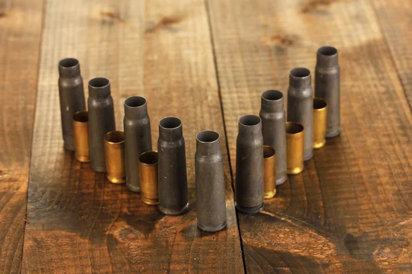 Sörétes puska patron a fából készült asztal közelről — Stock Fotó