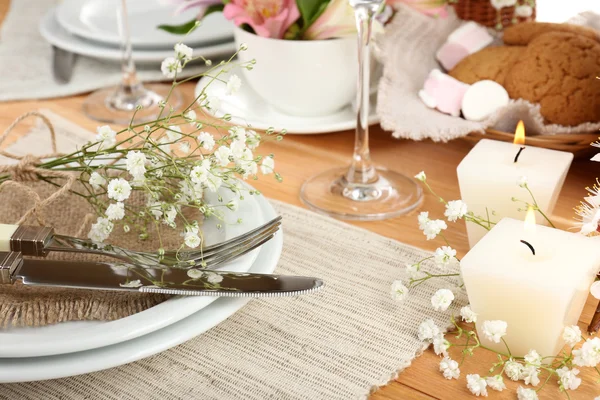 Table setting with spring flowers close up — Stock Photo, Image