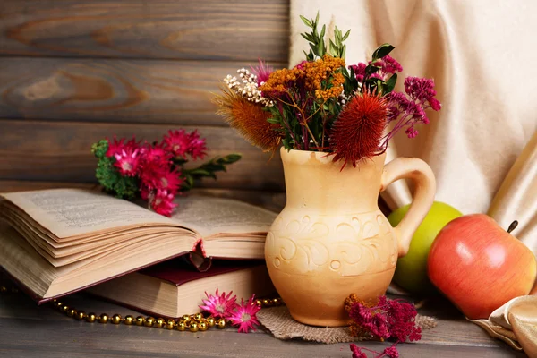 Hermoso ramo de flores brillantes en jarra en la mesa sobre fondo gris — Foto de Stock