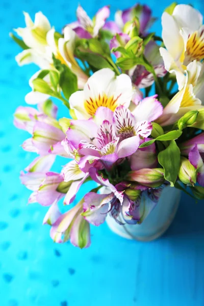Bouquet di fresie in secchio sul tavolo primo piano — Foto Stock