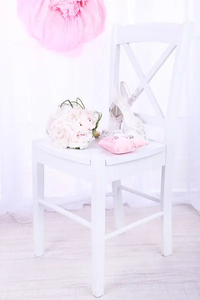 Bella composizione di nozze con bouquet su sfondo decorativo — Foto Stock