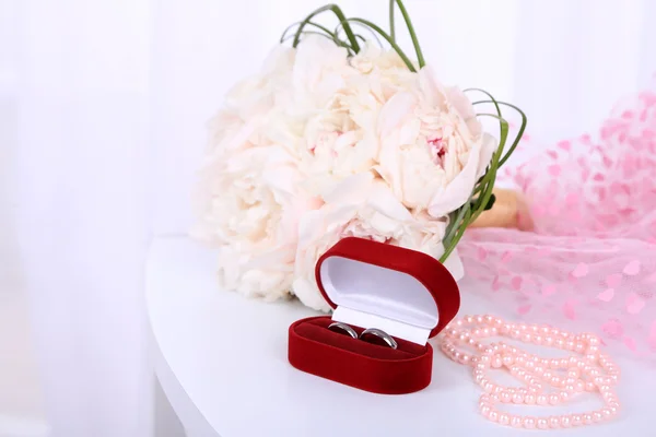 Hermosa composición de la boda con ramo sobre fondo claro — Foto de Stock