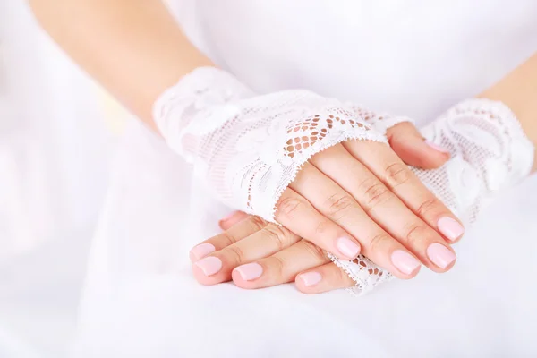 Gants de mariage sur les mains de la mariée, gros plan — Photo