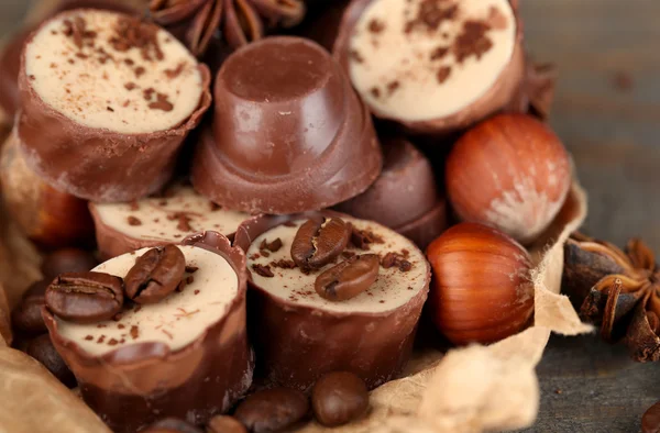 Smaczne cukierki czekoladowe z ziaren kawy i orzechy, z bliska — Zdjęcie stockowe