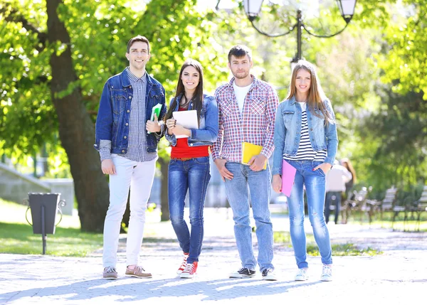 Estudantes felizes no parque — Fotografia de Stock