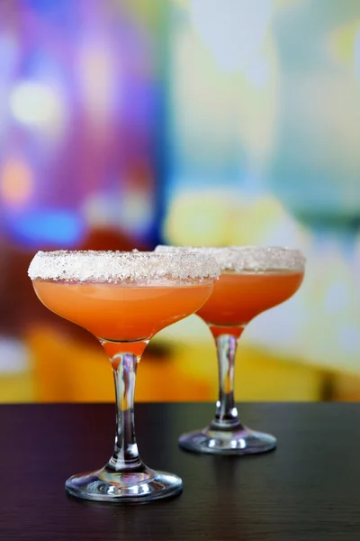 Cocktail di pompelmo in bicchieri su sfondo luminoso — Foto Stock
