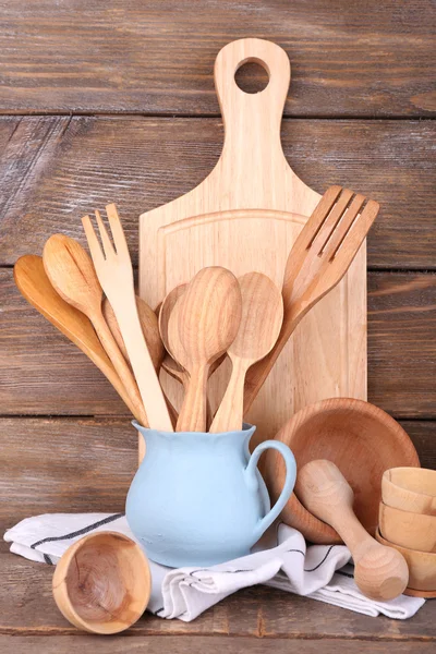 Composición de cubiertos de madera, sartén, cuenco y tabla de cortar sobre fondo de madera —  Fotos de Stock