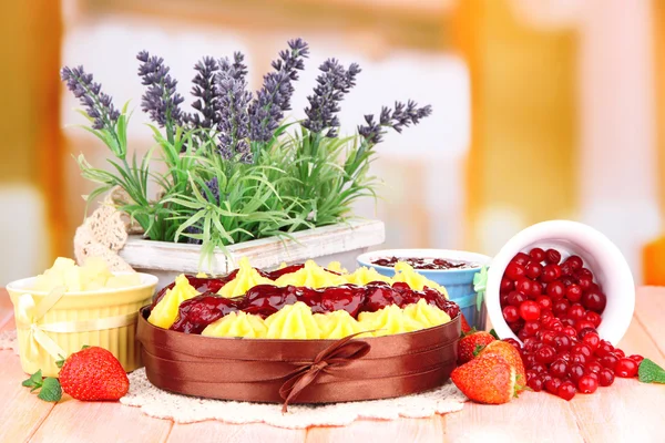 Torta caseira frutada saborosa com bagas, na mesa — Fotografia de Stock