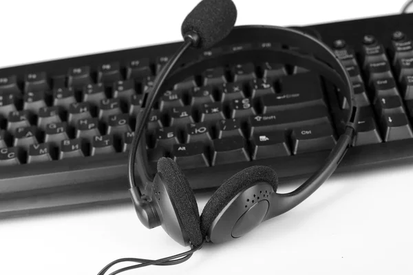 Headphone e teclado, close-up, isolado em branco — Fotografia de Stock