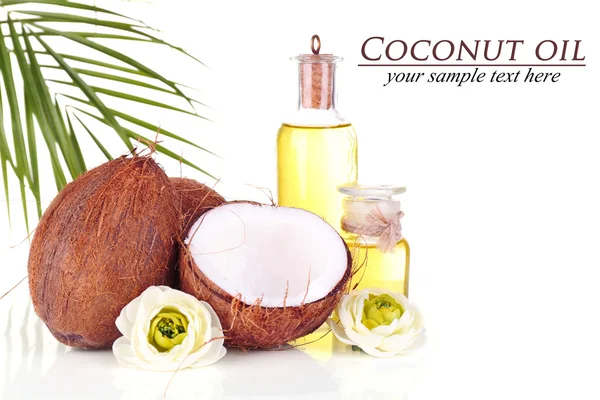 Кокосы и кокосовое масло, выделенные на белом — стоковое фото