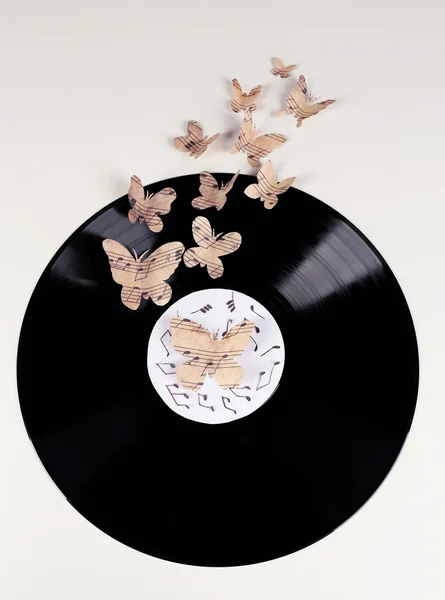 Antiguo disco de vinilo con mariposas de papel, aisladas en blanco —  Fotos de Stock
