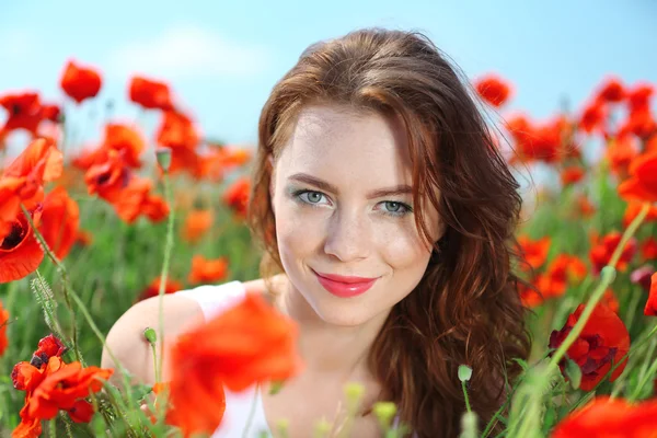 Belle jeune femme dans le champ de pavot — Photo