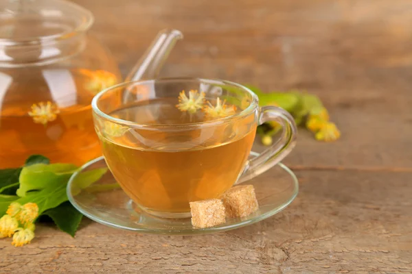 Вкусный травяной чай с липовыми цветами на деревянном столе — стоковое фото