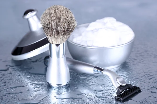 Kit de afeitar masculina de lujo sobre fondo gris — Stok fotoğraf