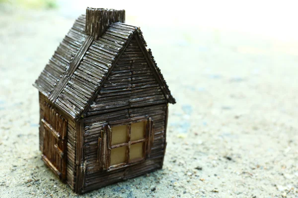 Небольшой деревянный дом под открытым небом — стоковое фото