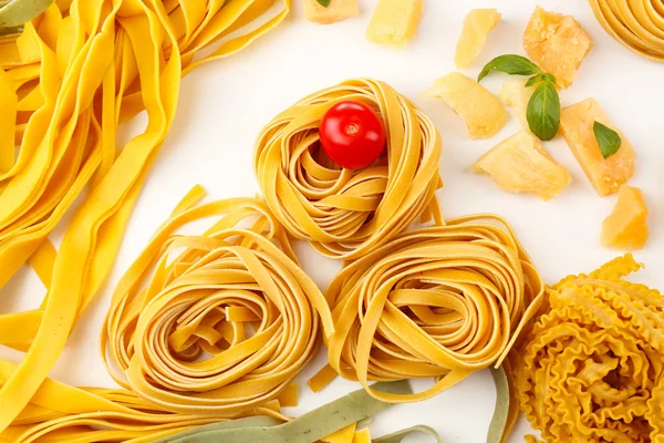 Rå hemgjord pasta och tomater, närbild — Stockfoto