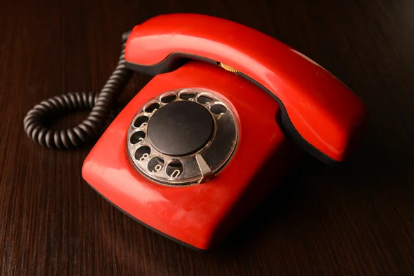 Röd retro telefon, på mörk bakgrund — Stockfoto