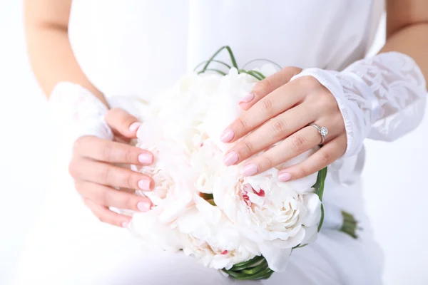 Menyasszony kezében esküvői csokor fehér pünkösdi rózsa, közelkép — Stock Fotó