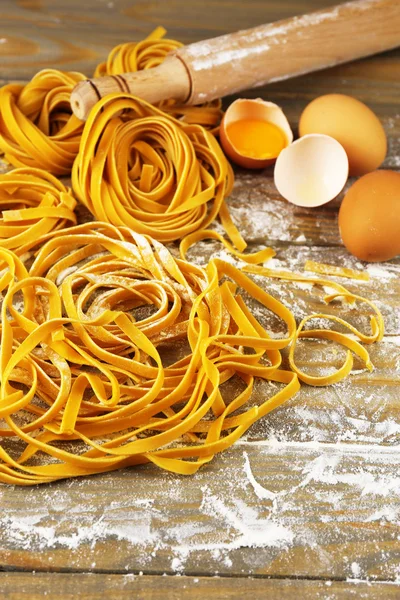 Natura morta con pasta cruda fatta in casa e ingredienti per la pasta — Foto Stock