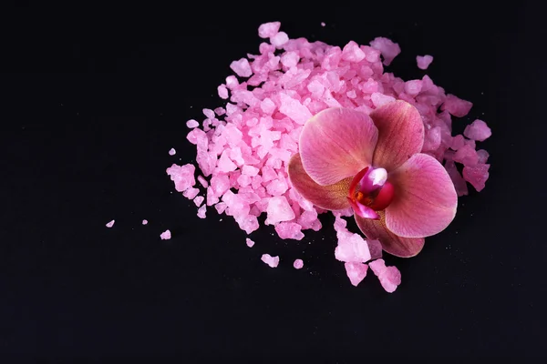 美丽的绽放兰花花和海盐，堆上黑色孤立 — 图库照片
