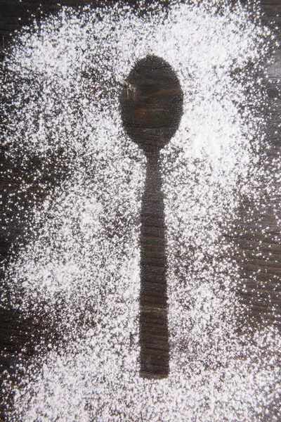 Aufdrucklöffel aus Mehl in Großaufnahme auf den Tisch — Stockfoto