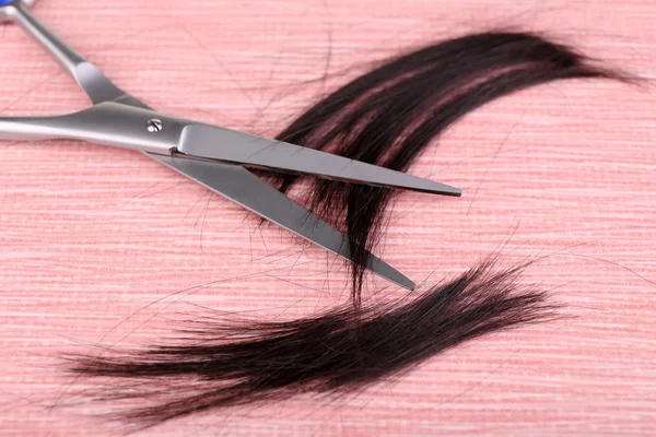 Corte o cabelo e tesoura no fundo da telha — Fotografia de Stock