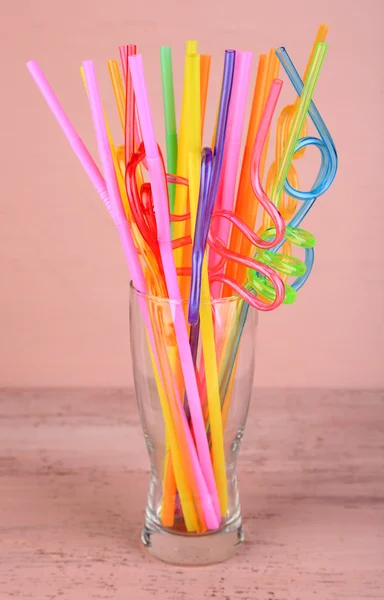 Straws in glass on pink background — Stock Photo, Image