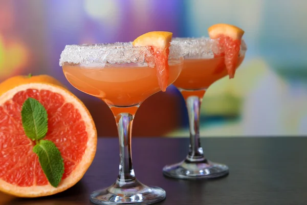 Grapefruit cocktail in glasses on bright background — Stock Photo, Image