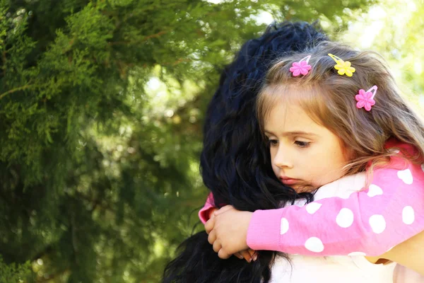 Happy mom and daughter. Walk in the green park — Stock Photo, Image