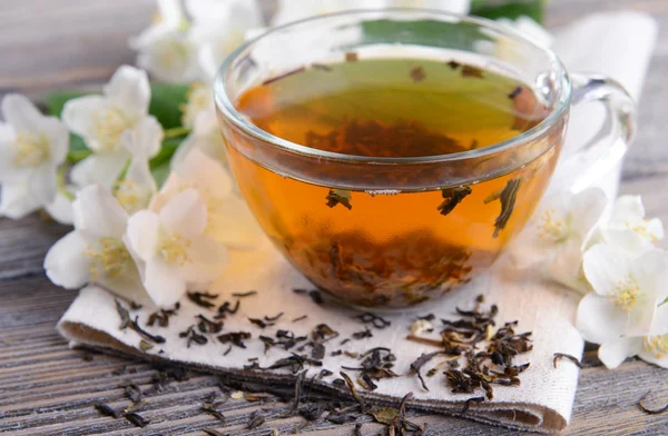 Kopje thee met jasmijn op tabel close-up — Stockfoto