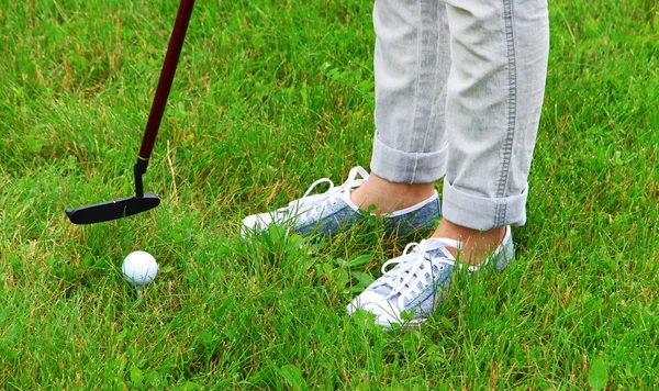 Jogadora de golfe no campo de golfe — Fotografia de Stock