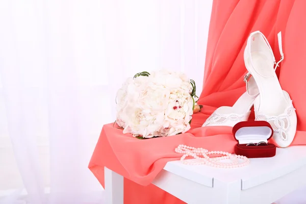 Schöne Hochzeit Komposition mit Strauß auf hellem Hintergrund — Stockfoto