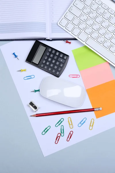 Bürotisch mit Schreibwarenzubehör, Tastatur und Papier, Nahaufnahme — Stockfoto