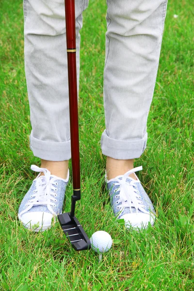 Vrouwelijke golfspeler op golfbaan — Stockfoto