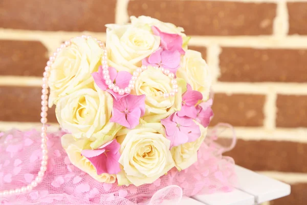 Hermoso ramo de boda con rosas sobre fondo de pared de ladrillos —  Fotos de Stock