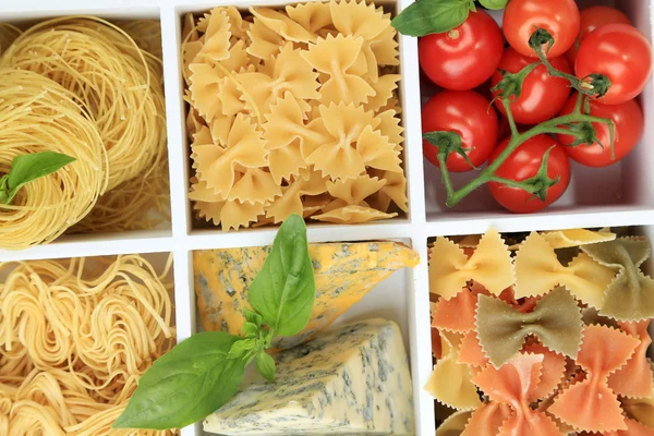 Italské produkty v dřevěné krabici detail — Stock fotografie