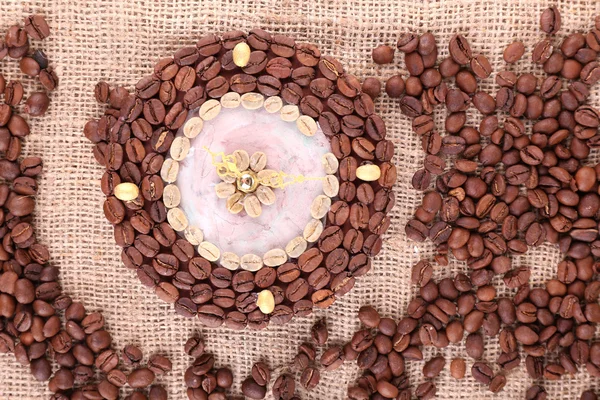 Piękny zegar ziaren kawy, na płótnie tło — Zdjęcie stockowe