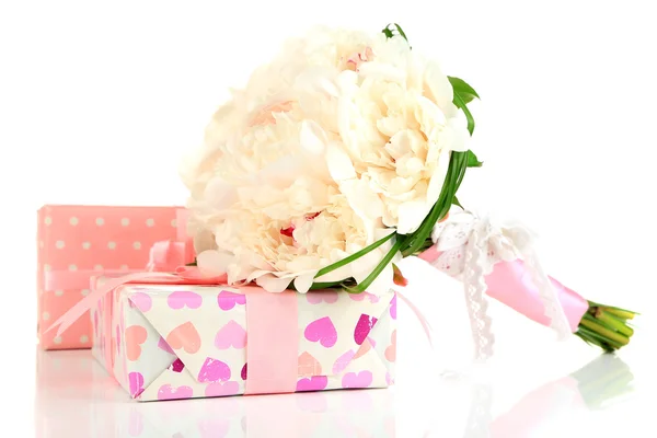 Hermoso ramo de bodas y cajas de regalo aisladas en blanco — Foto de Stock