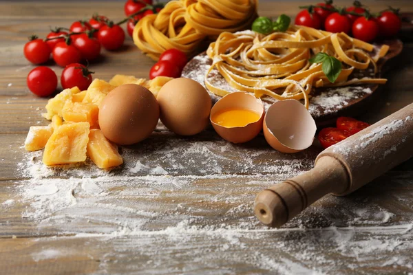 静物画与原料的自制意大利面和意大利面食配料 — 图库照片