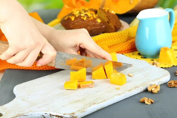 Torta di zucca di cottura su tavolo di legno su sfondo naturale — Foto Stock