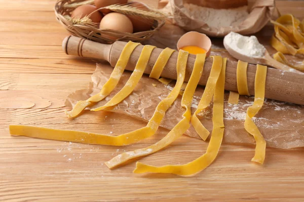 Stilleben med rå hemgjord pasta och ingredienser för pasta — Stockfoto