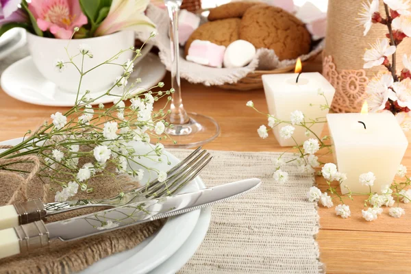 Ajuste de mesa con flores de primavera de cerca —  Fotos de Stock