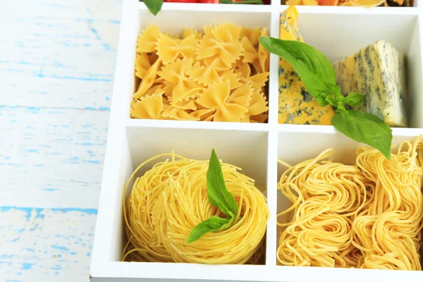 Italské těstoviny, v dřevěné krabici detail — Stock fotografie
