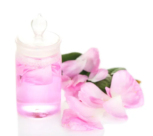 Óleo de rosa em garrafa isolado sobre branco — Fotografia de Stock