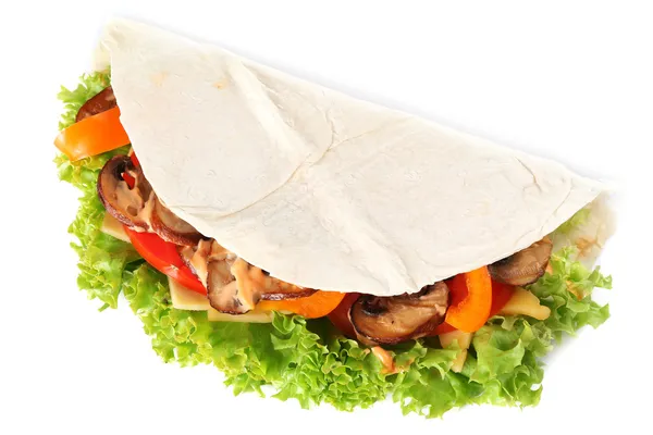 Vegetariánský wrap plněné kuřecím masem a čerstvou zeleninou izolovaných na bílém — Stock fotografie