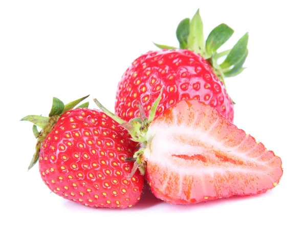 Fresas dulces maduras aisladas en blanco — Foto de Stock