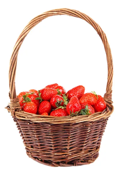 Mogna söta jordgubbar i flätad korg, isolerad på vit — Stockfoto