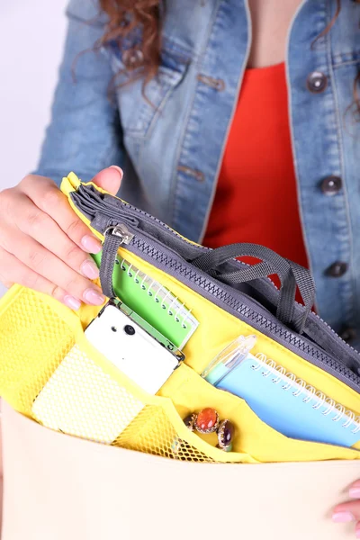 Woman holding handbag, close-up — Stock Photo, Image