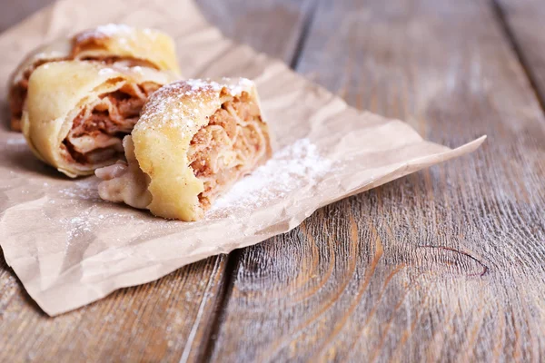 美味的自制苹果馅饼上纸餐巾，木制的背景上 — 图库照片